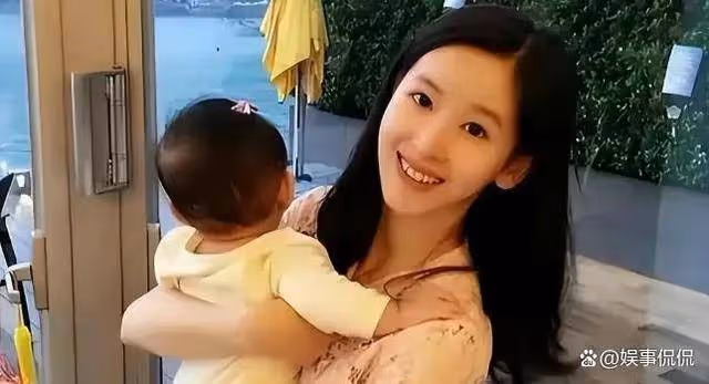 章澤天閃現美國！參加名流晚宴，穿掛脖透視長裙超性感面相變了