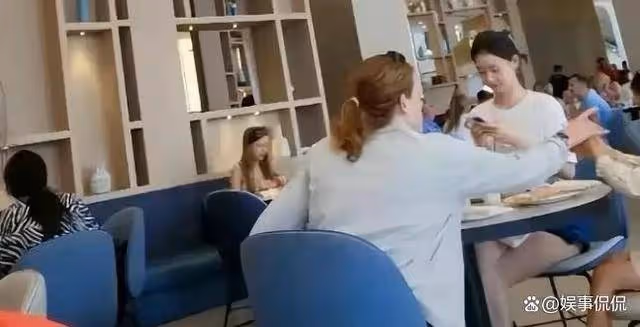 章澤天閃現美國！參加名流晚宴，穿掛脖透視長裙超性感面相變了