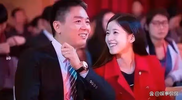 章澤天閃現美國！參加名流晚宴，穿掛脖透視長裙超性感面相變了
