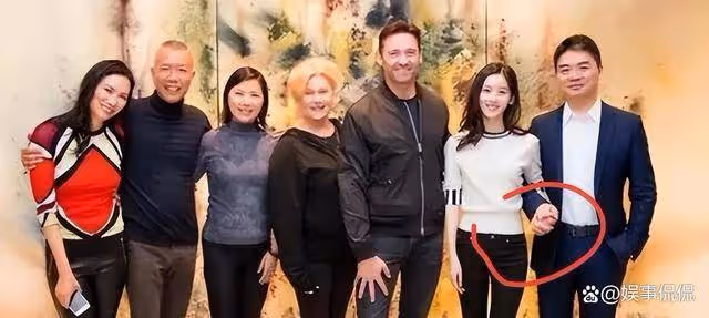 章澤天閃現美國！參加名流晚宴，穿掛脖透視長裙超性感面相變了