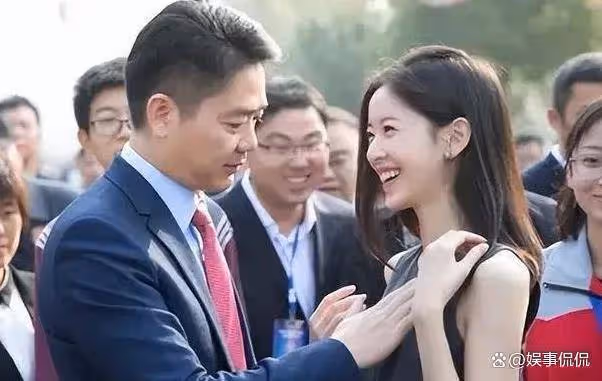 章澤天閃現美國！參加名流晚宴，穿掛脖透視長裙超性感面相變了