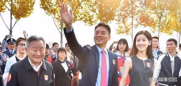 章澤天閃現美國！參加名流晚宴，穿掛脖透視長裙超性感面相變了