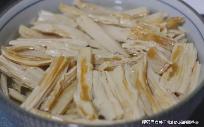 飯店泡腐竹的「3個妙招」，10分鐘完全泡發，柔軟不夾生，太實用了