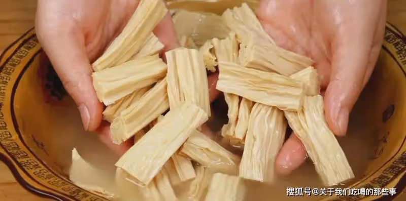 飯店泡腐竹的「3個妙招」，10分鐘完全泡發，柔軟不夾生，太實用了