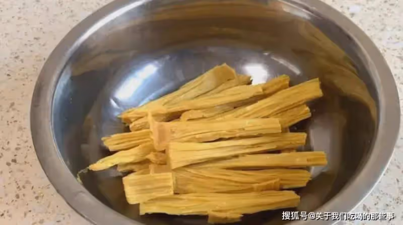飯店泡腐竹的「3個妙招」，10分鐘完全泡發，柔軟不夾生，太實用了