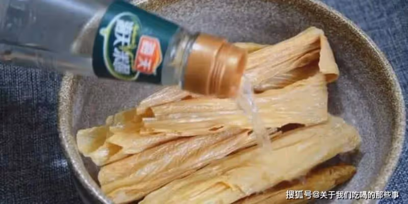 飯店泡腐竹的「3個妙招」,10分鐘完全泡發,柔軟不夾生,太實用了
