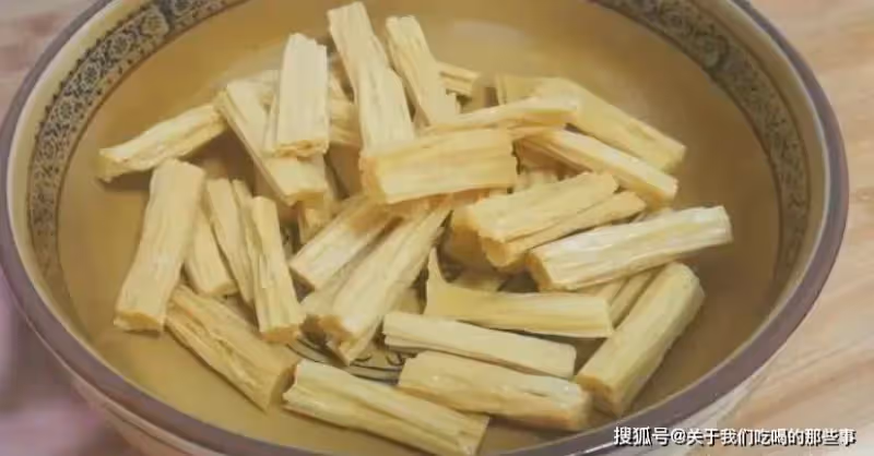 飯店泡腐竹的「3個妙招」,10分鐘完全泡發,柔軟不夾生,太實用了
