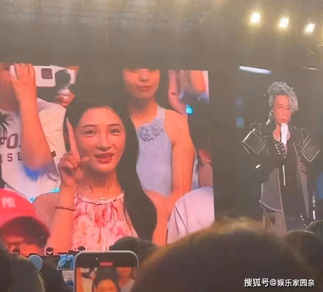 薛之謙演唱會上，女粉絲無情拋棄男伴，撕下了獨立女性的遮羞布