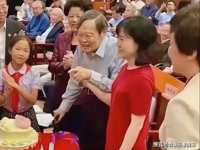 102歲楊振寧慶祝「瓷婚」，翁帆母親罕露面！牆上百萬名畫很搶眼