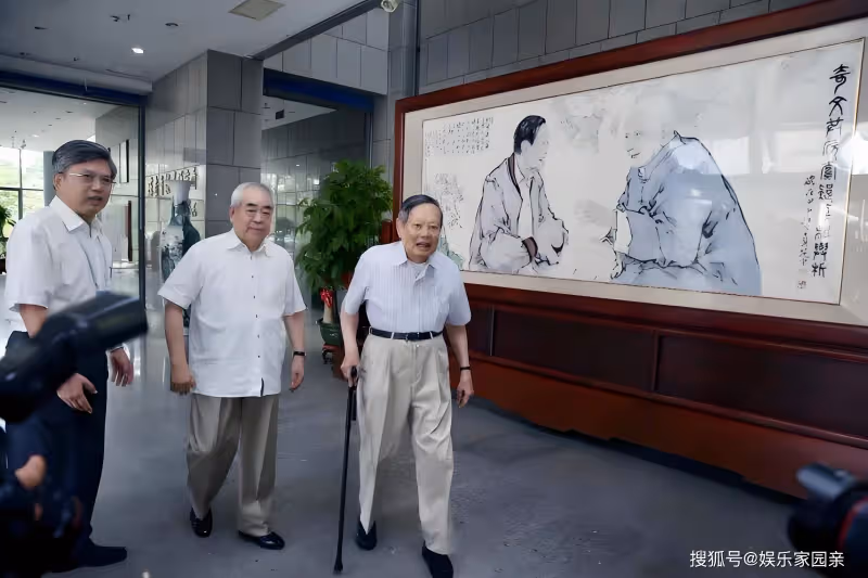 102歲楊振寧慶祝「瓷婚」，翁帆母親罕露面！牆上百萬名畫很搶眼