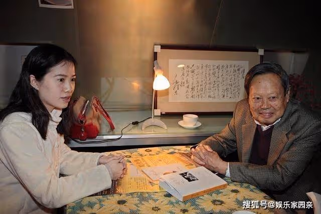 102歲楊振寧慶祝「瓷婚」，翁帆母親罕露面！牆上百萬名畫很搶眼