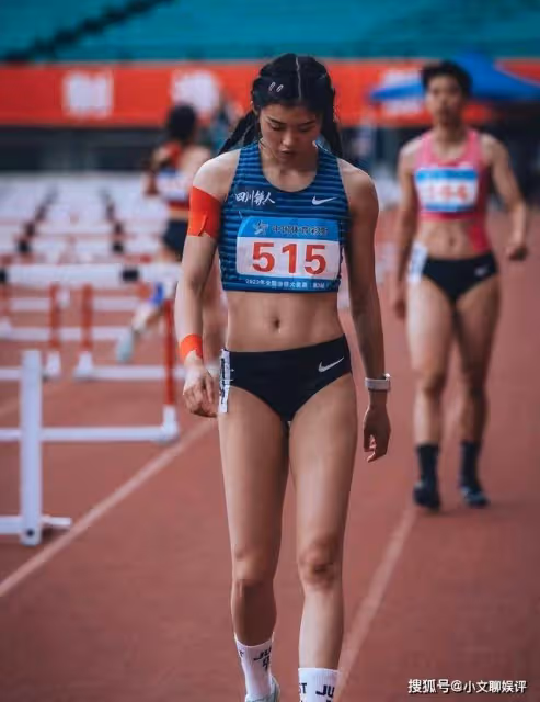 吳艷妮穿連體訓練服好美！備戰100米欄，皮膚白皙滿屏都是大長腿