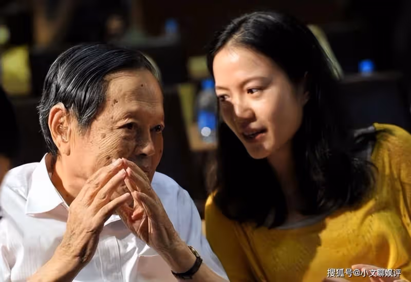 86歲范曾婚後設宴，手拿雪茄顯大佬范！嬌妻徐萌打扮精緻變闊太太