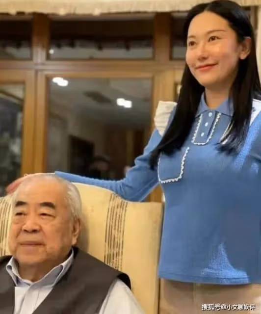 86歲范曾婚後設宴，手拿雪茄顯大佬范！嬌妻徐萌打扮精緻變闊太太
