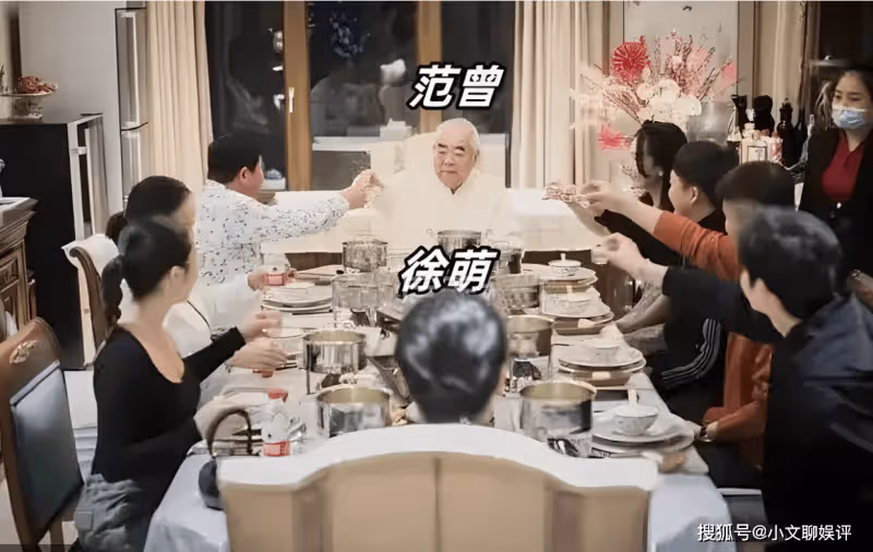86歲范曾婚後設宴，手拿雪茄顯大佬范！嬌妻徐萌打扮精緻變闊太太