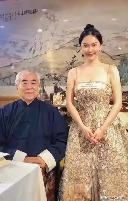 86歲范曾婚後設宴,手拿雪茄顯大佬范!嬌妻徐萌打扮精緻變闊太太