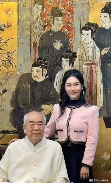 86歲范曾婚後設宴,手拿雪茄顯大佬范!嬌妻徐萌打扮精緻變闊太太