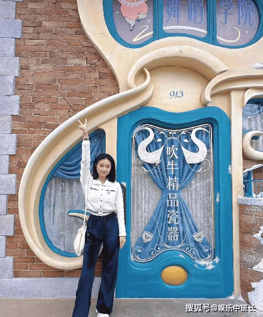 馬伊琍15歲大女兒近照:身材高挑,大長腿搶鏡,顏值不輸媽媽