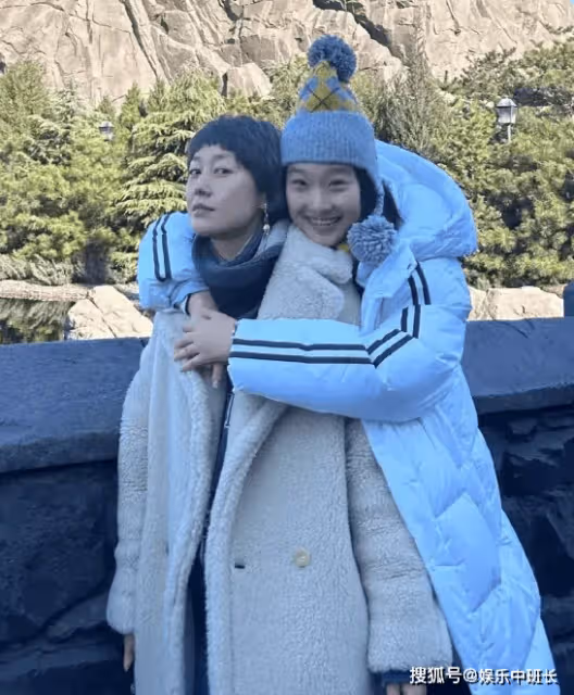 馬伊琍15歲大女兒近照:身材高挑,大長腿搶鏡,顏值不輸媽媽