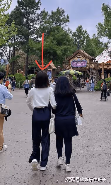 馬伊琍15歲大女兒近照:身材高挑,大長腿搶鏡,顏值不輸媽媽