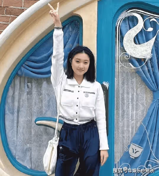 馬伊琍15歲大女兒近照:身材高挑,大長腿搶鏡,顏值不輸媽媽