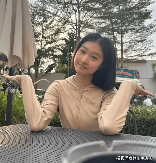 馬伊琍15歲大女兒近照:身材高挑,大長腿搶鏡,顏值不輸媽媽