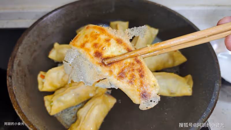 雞蛋和它絕配,不愧是蔬中天然葉酸!做一份鍋貼,香脆營養,一口一個超滿足