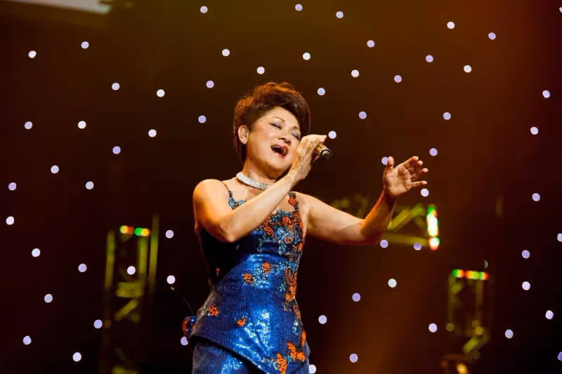 76歲香港殿堂級歌手定居澳洲回港開演唱會，曾患癌症，滿頭白髮被贊有氣質