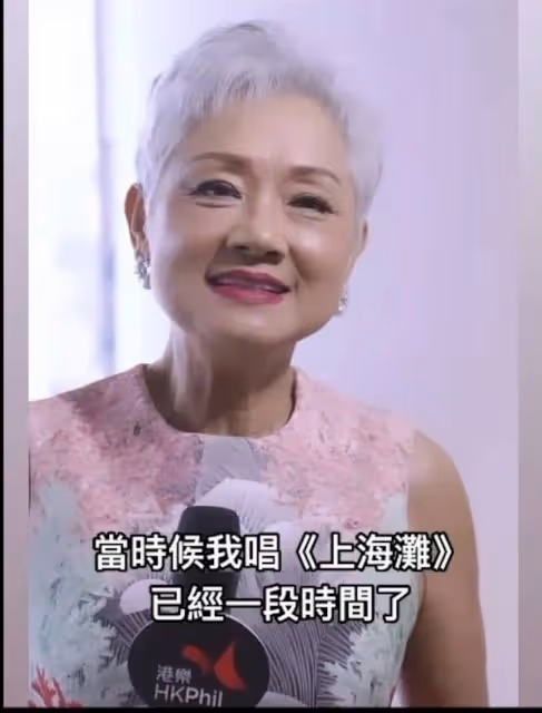 76歲香港殿堂級歌手定居澳洲回港開演唱會，曾患癌症，滿頭白髮被贊有氣質