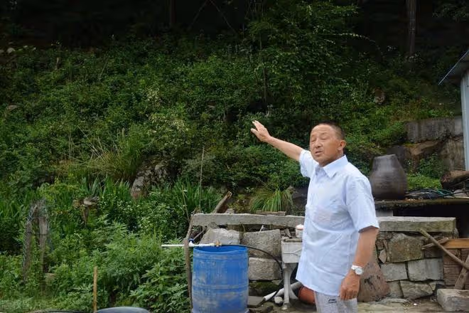 5旬大叔娶了2個老婆都因嫌他太窮,和他離了婚,直言還不如打光棍