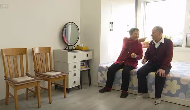 81歲城裡大媽相親74歲農村大爺,大爺剛想拒絕,大媽:以後我養你