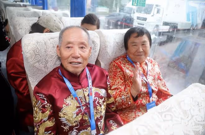 81歲城裡大媽相親74歲農村大爺，大爺剛想拒絕，大媽：以後我養你