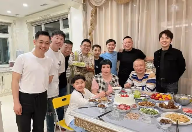 張鶴倫深情慶生師娘王慧，師徒情深引網友熱議
