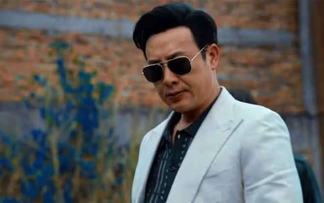 張頌文機場新穿搭引熱議，個性十足成時尚新寵