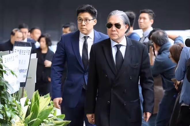 霍震霆現身優衣庫，節儉樸素引網友熱議：豪門也有平民心