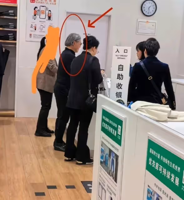 霍震霆現身優衣庫，節儉樸素引網友熱議：豪門也有平民心