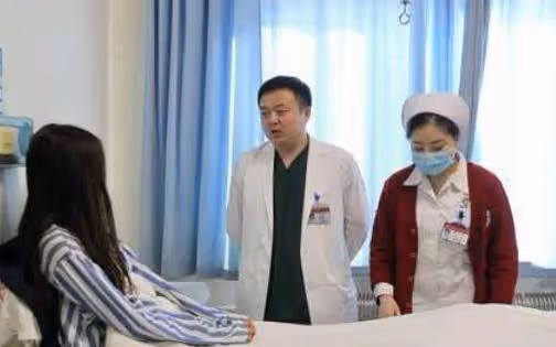 剛生完孩子就同房，小夫妻來到醫院，醫生：你們不要命了？
