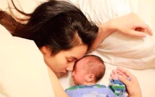 剛生完孩子就同房，小夫妻來到醫院，醫生：你們不要命了？