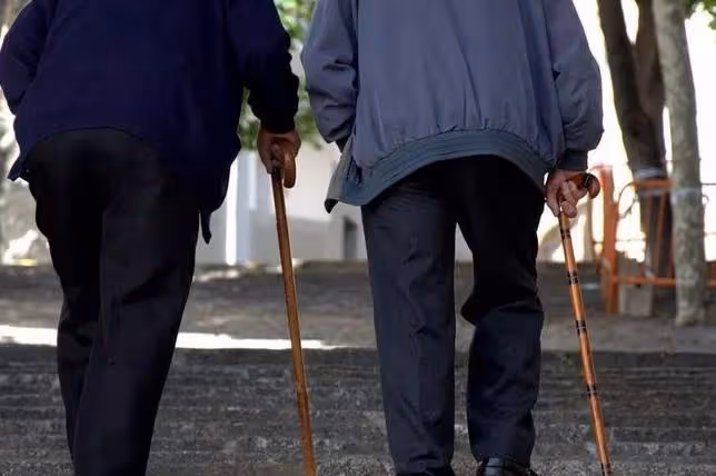 50歲以上的人,堅持走路有助長壽,可做不到5點多走也是白搭