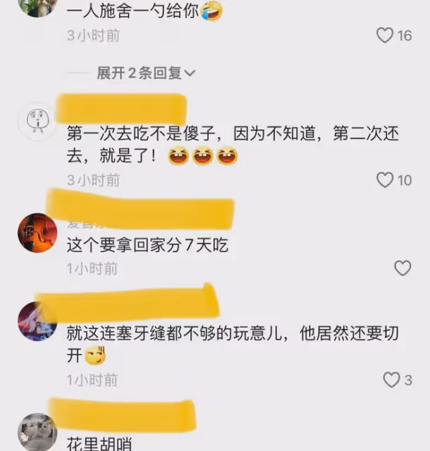 10個服務員排隊輪流上菜，一人端一小份精緻擺盤，男子餓著走出店