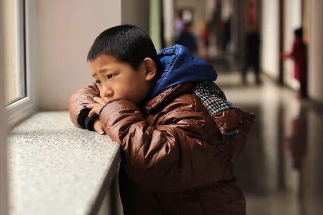 當年鄰村小孩偷擠了我家半年的羊奶,被我抓到後,父親卻說不是他
