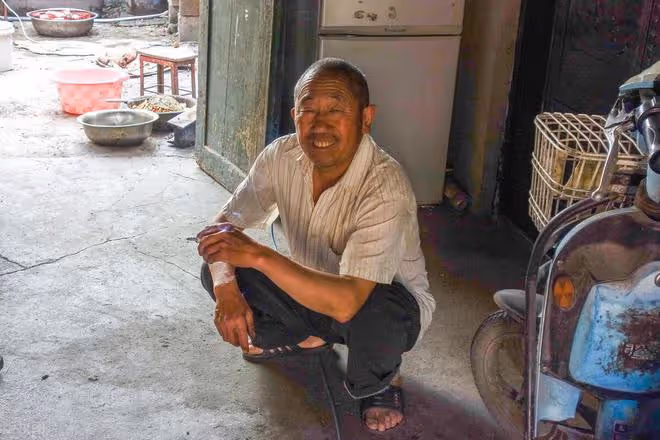 7旬大爺不顧子女反對堅持種地,現在為了播種澆地犯了愁,啥情況