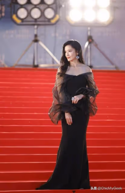 不愧是一代性感女神,48歲林熙蕾秒了金像獎全場女星!