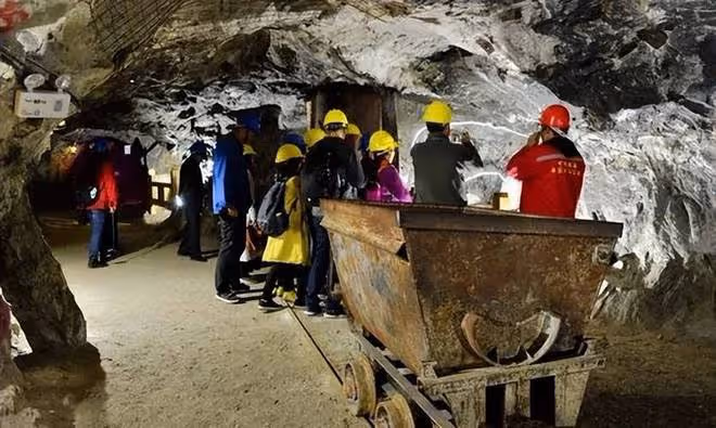 陝西男子挖到6噸重夜明珠,專家估價22億,為何卻成為公園路燈?