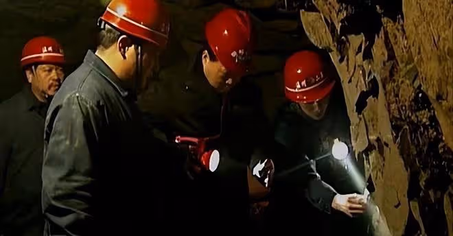 陝西男子挖到6噸重夜明珠,專家估價22億,為何卻成為公園路燈?