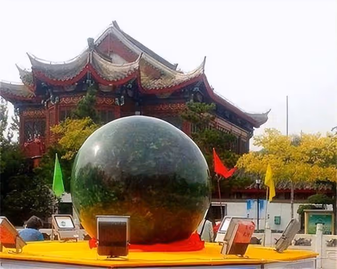 陝西男子挖到6噸重夜明珠,專家估價22億,為何卻成為公園路燈?
