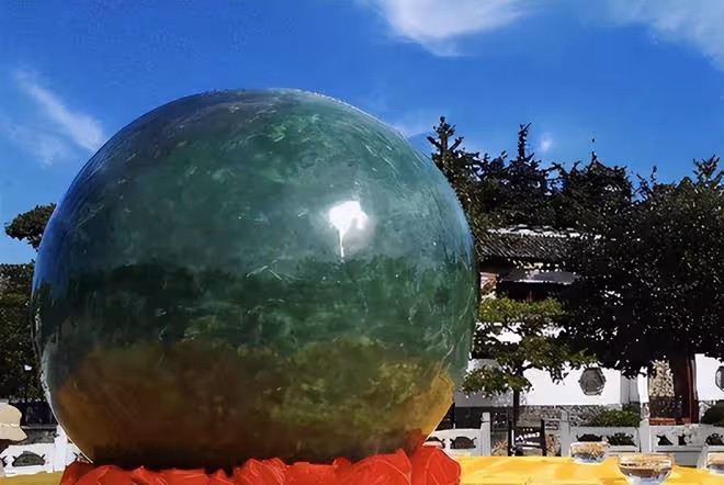陝西男子挖到6噸重夜明珠,專家估價22億,為何卻成為公園路燈?