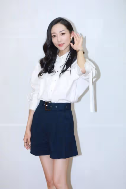 韓雪現身機場，穿西裝馬甲配長裙文藝感十足，長發盡顯女神范