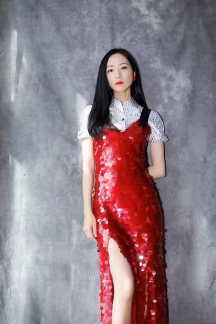 韓雪現身機場，穿西裝馬甲配長裙文藝感十足，長發盡顯女神范