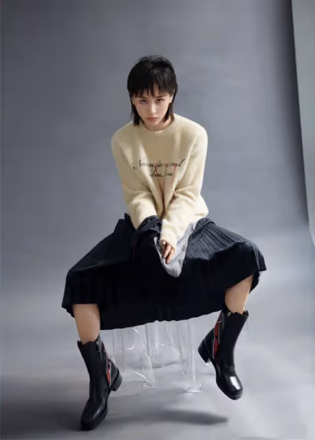 衛衣下面別穿牛仔褲了，學王子文這樣穿，時髦顯瘦，150都愛了